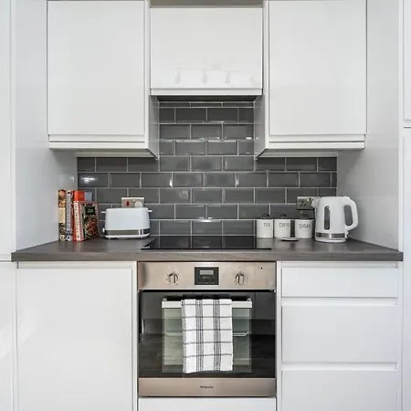 14 Acomb Wood Drive Peaceful 2-bed In With Free Parking - Pass The Keys *