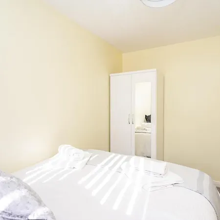 14 Acomb Wood Drive Peaceful 2-bed In With Free Parking - Pass The Keys