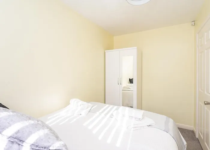 14 Acomb Wood Drive Peaceful 2-bed In With Free Parking - Pass The Keys