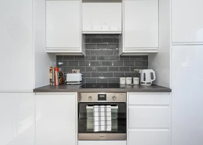 14 Acomb Wood Drive Peaceful 2-bed In With Free Parking - Pass The Keys *